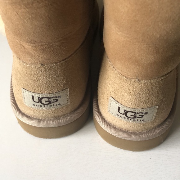 UGG Bailey Button Short Boots (Size: Big Kids 5) - Picture 11 of 17